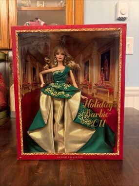 2011 Holiday Barbie Doll SEALED Mattel T7914 Blonde Hair Green Gold Dress